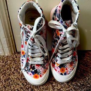 NWOT Rocket Dog Women’s High Tops Size 9